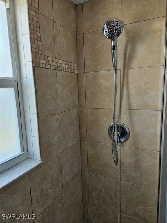 417 NW 18th Pl, Cape Coral, FL 33993 - interior details featuring a tile shower