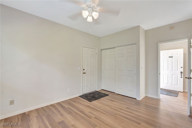 entrance foyer with a ceiling fan, light wood-type flooring, and baseboards