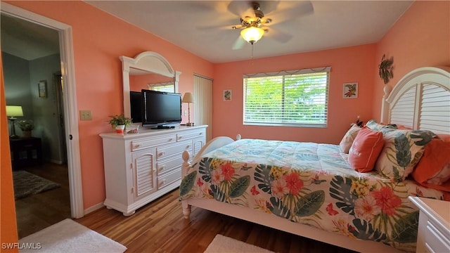 bedroom featuring light wood-style flooring, baseboards, and a ceiling fan