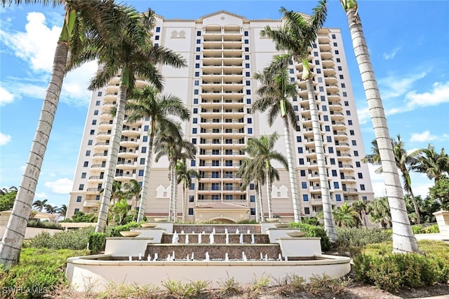 view of apartment building / complex