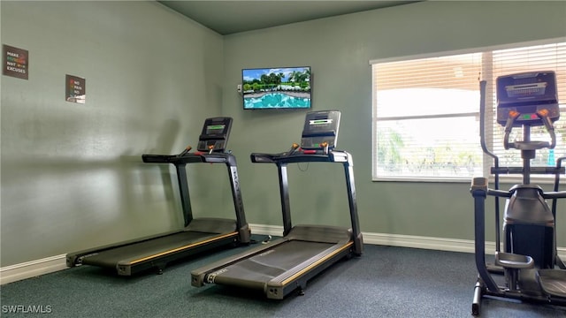 workout room with baseboards