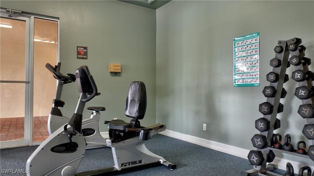 workout area featuring baseboards