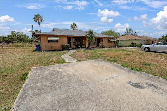 ranch-style house featuring a front yard