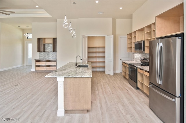 kitchen with stainless steel appliances, a sink, open shelves, baseboards, and tasteful backsplash