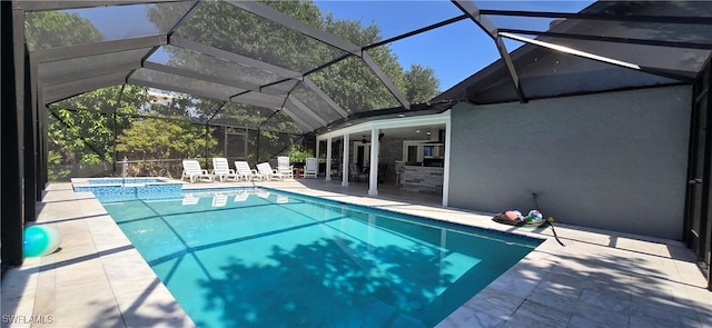 view of swimming pool featuring a patio, a pool with connected hot tub, and a ceiling fan