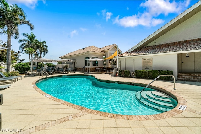10334 Quail Crown Dr, Naples, FL 34119 - community pool with a patio area