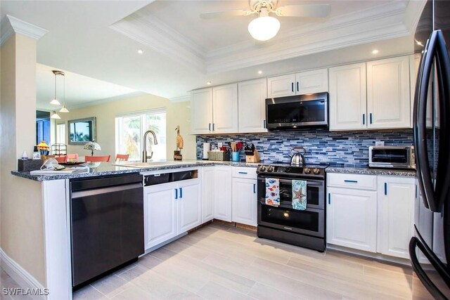 kitchen featuring stainless steel appliances, a sink, crown molding, a peninsula, and white cabinets