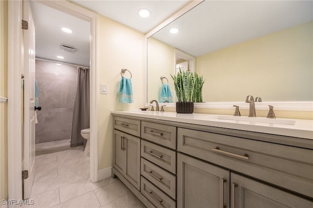 bathroom with toilet, double vanity, a shower with curtain, recessed lighting, and baseboards