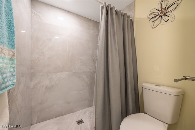 full bath featuring toilet and a shower with curtain
