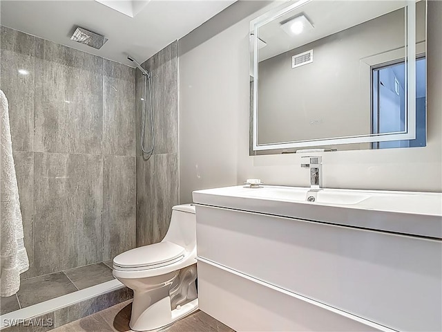2544 1st St Unit 102, Fort Myers, FL 33901 - full bath featuring toilet, tiled shower, and vanity