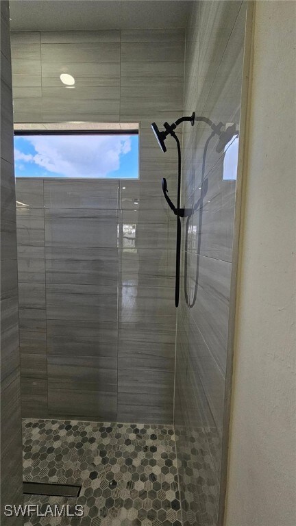 1019 Calvin Ave, Lehigh Acres, FL 33972 - bathroom featuring a tile shower