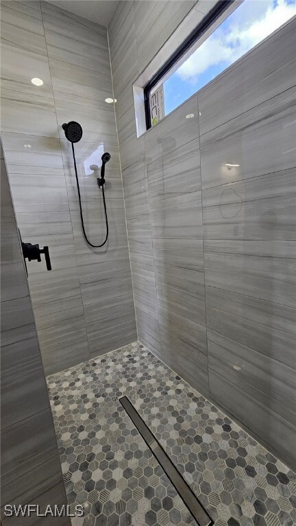 1019 Calvin Ave, Lehigh Acres, FL 33972 - bathroom with a tile shower