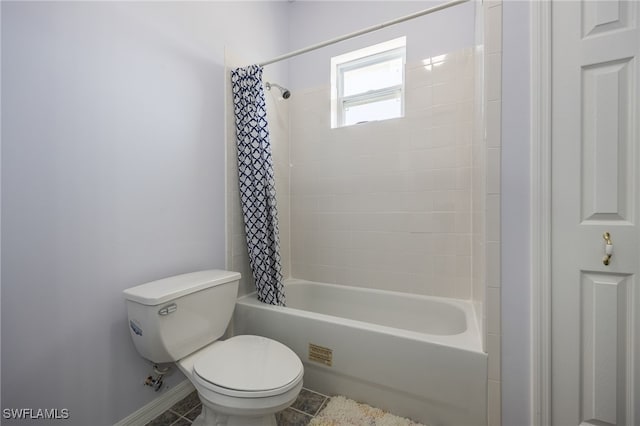 1083 Pollywog Dr, Labelle, FL 33935 - bathroom featuring toilet, shower / bath combination with curtain, and baseboards