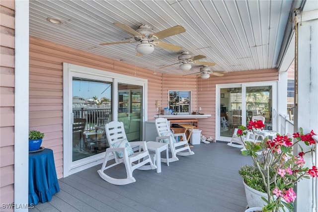 sunroom / solarium featuring a ceiling fan