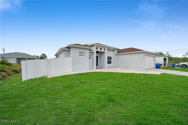 view of front facade featuring driveway and stucco siding