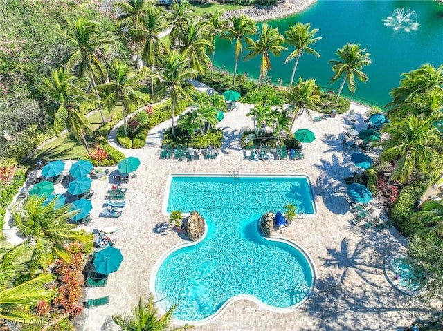 view of swimming pool