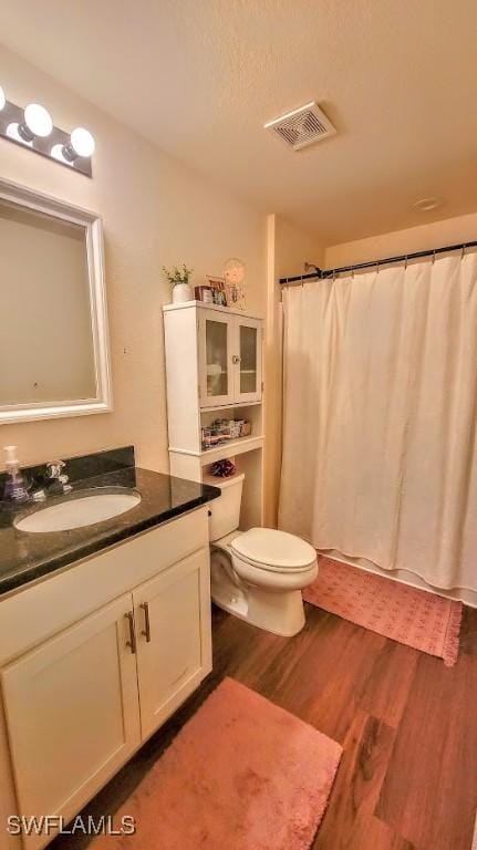 3086 E Briarwood Cir, Labelle, FL 33935 - full bathroom with wood finished floors, toilet, vanity, and curtained shower