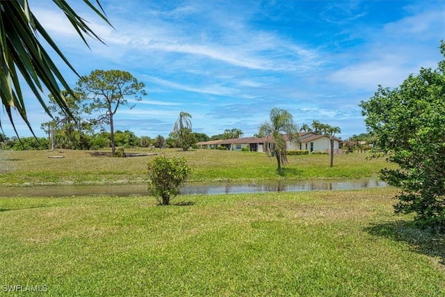 view of grassy yard featuring a water view