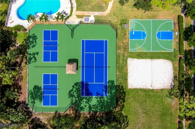 816 Mount Hood Ct, Naples, FL 34104 - bird's eye view of a pool area