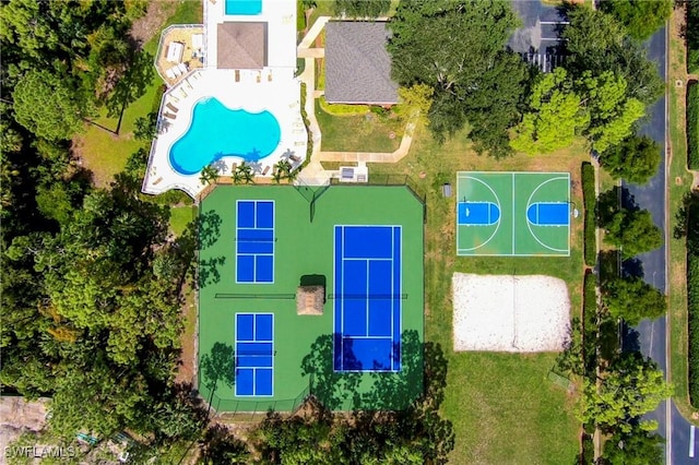 816 Mount Hood Ct, Naples, FL 34104 - aerial view of a pool area