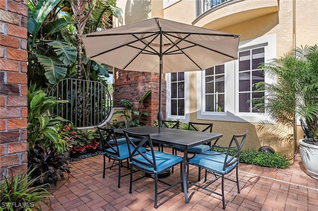 1419 Hemingway Pl, Naples, FL 34103 - view of patio / terrace with outdoor dining area