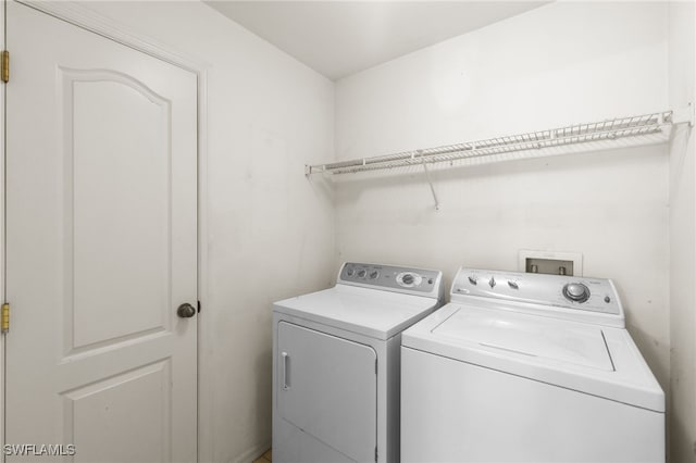 706 Kismet Pkwy E, Cape Coral, FL 33909 - laundry area featuring independent washer and dryer