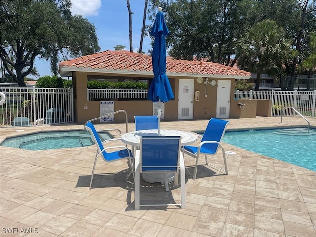 5985 Bloomfield Cir Unit D205, Naples, FL 34112 - community pool with a patio area and a hot tub