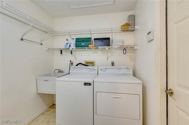 laundry room with independent washer and dryer and baseboards