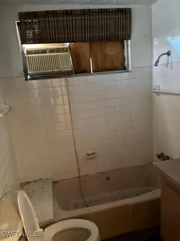 2994 Price Ave, Fort Myers, FL 33916 - full bath featuring toilet and shower / tub combination