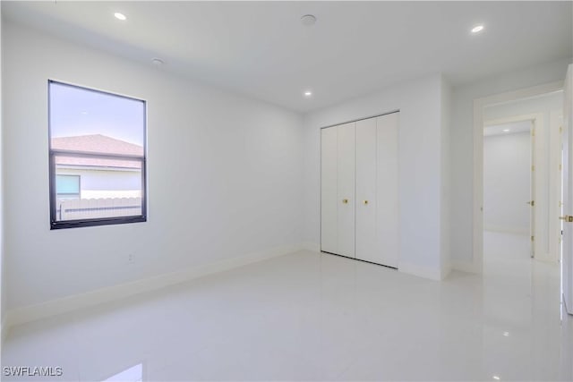 unfurnished bedroom featuring recessed lighting, a closet, and baseboards