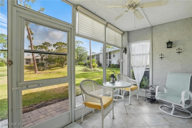 sunroom with ceiling fan