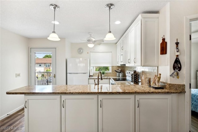 25100 Sandhill Blvd Unit 201, Punta Gorda, FL 33983 - kitchen featuring white appliances, white cabinets, a sink, a peninsula, and ceiling fan