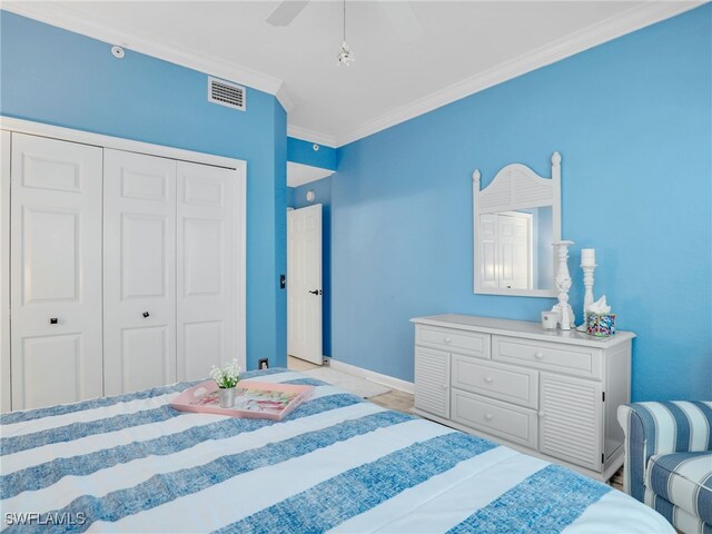 2110 Cay Lagoon Dr Unit 113, Naples, FL 34109 - bedroom with ornamental molding, baseboards, a closet, and a ceiling fan