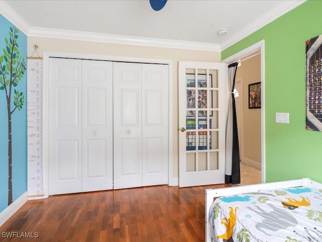 7930 Wexford Dr, Naples, FL 34104 - bedroom featuring crown molding, a closet, wood finished floors, and baseboards