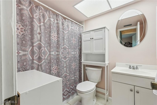 full bath featuring toilet, vanity, a shower with shower curtain, and baseboards