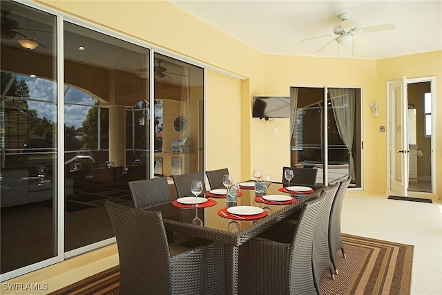 sunroom / solarium featuring a ceiling fan