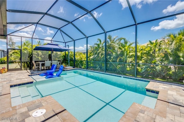 3726 Ceitus Pkwy, Cape Coral, FL 33991 - outdoor pool featuring a patio area and glass enclosure