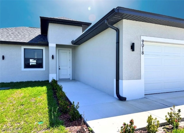 9018 W Castle Cir, Labelle, FL 33935 - view of front facade featuring a garage, stucco siding, a front yard, and a shingled roof