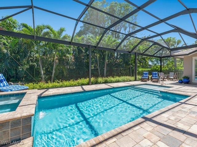 811 Manor Ter, Marco Island, FL 34145 - swimming pool featuring an in-ground hot tub, a patio area, and a lanai