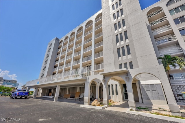 view of apartment building / complex