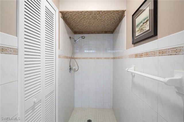 1263 Caloosa Dr, Fort Myers, FL 33901 - full bath featuring a closet and tiled shower