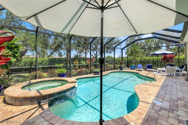 9578 Coquina Cir, Naples, FL 34120 - view of swimming pool with a patio area, a pool with connected hot tub, and a lanai