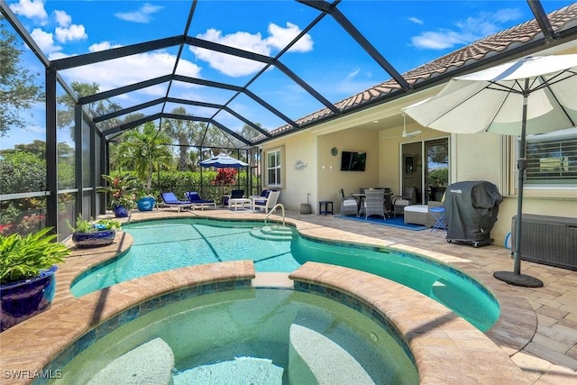9578 Coquina Cir, Naples, FL 34120 - view of swimming pool featuring a pool with connected hot tub, a patio area, and glass enclosure