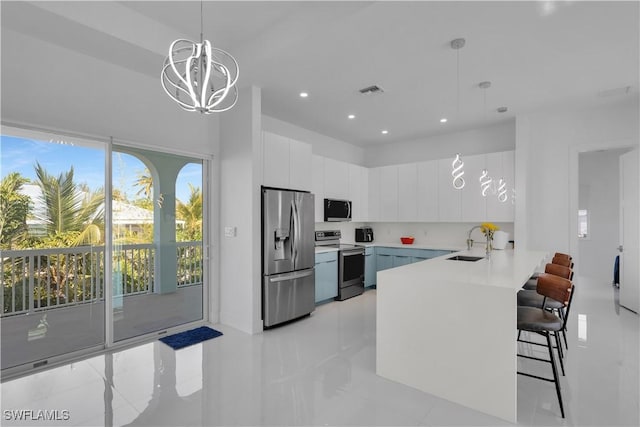 518 Avenida Primiceria, Marathon, FL 33050 - kitchen featuring stainless steel appliances, a sink, a peninsula, light countertops, and a kitchen breakfast bar