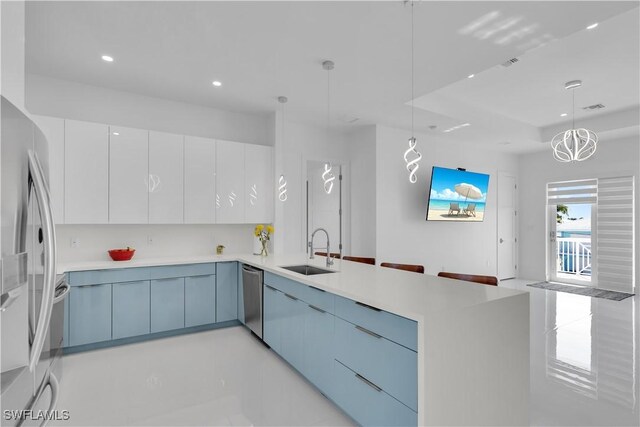 518 Avenida Primiceria, Marathon, FL 33050 - kitchen featuring a sink, a peninsula, stainless steel appliances, recessed lighting, and modern cabinets