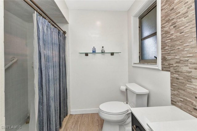 125 Donna Ct, Punta Gorda, FL 33950 - full bath featuring tiled shower, toilet, wood finished floors, vanity, and baseboards