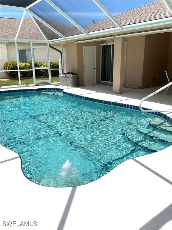 86 Pinehurst Pl, Rotonda West, FL 33947 - swimming pool featuring a patio and glass enclosure