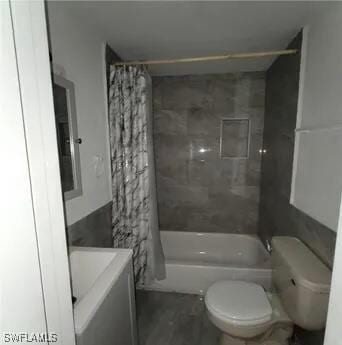 full bathroom with toilet and shower / bath combo