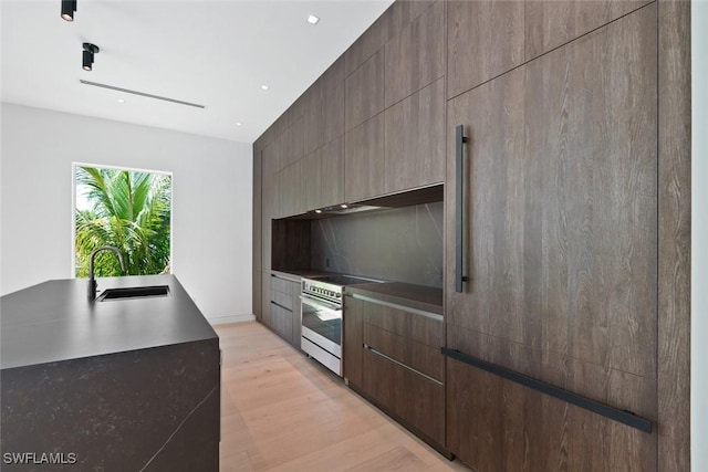 1135 Bluebird Ave, Marco Island, FL 34145 - kitchen featuring electric range, modern cabinets, a sink, light wood finished floors, and recessed lighting