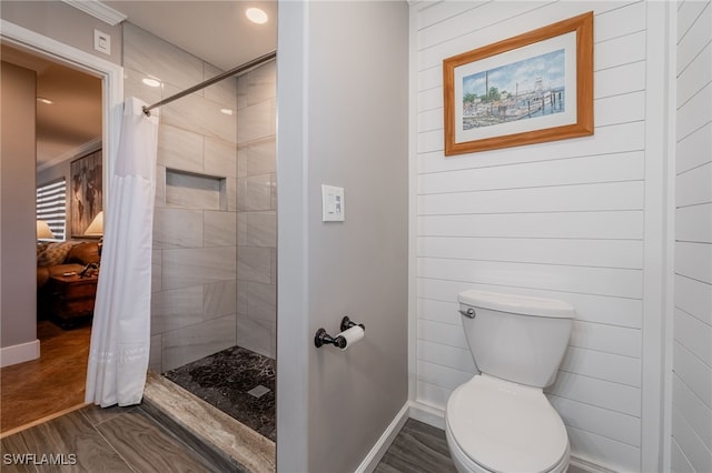 155 Donna Ct, Punta Gorda, FL 33950 - full bathroom featuring a tile shower, baseboards, toilet, wood finished floors, and recessed lighting